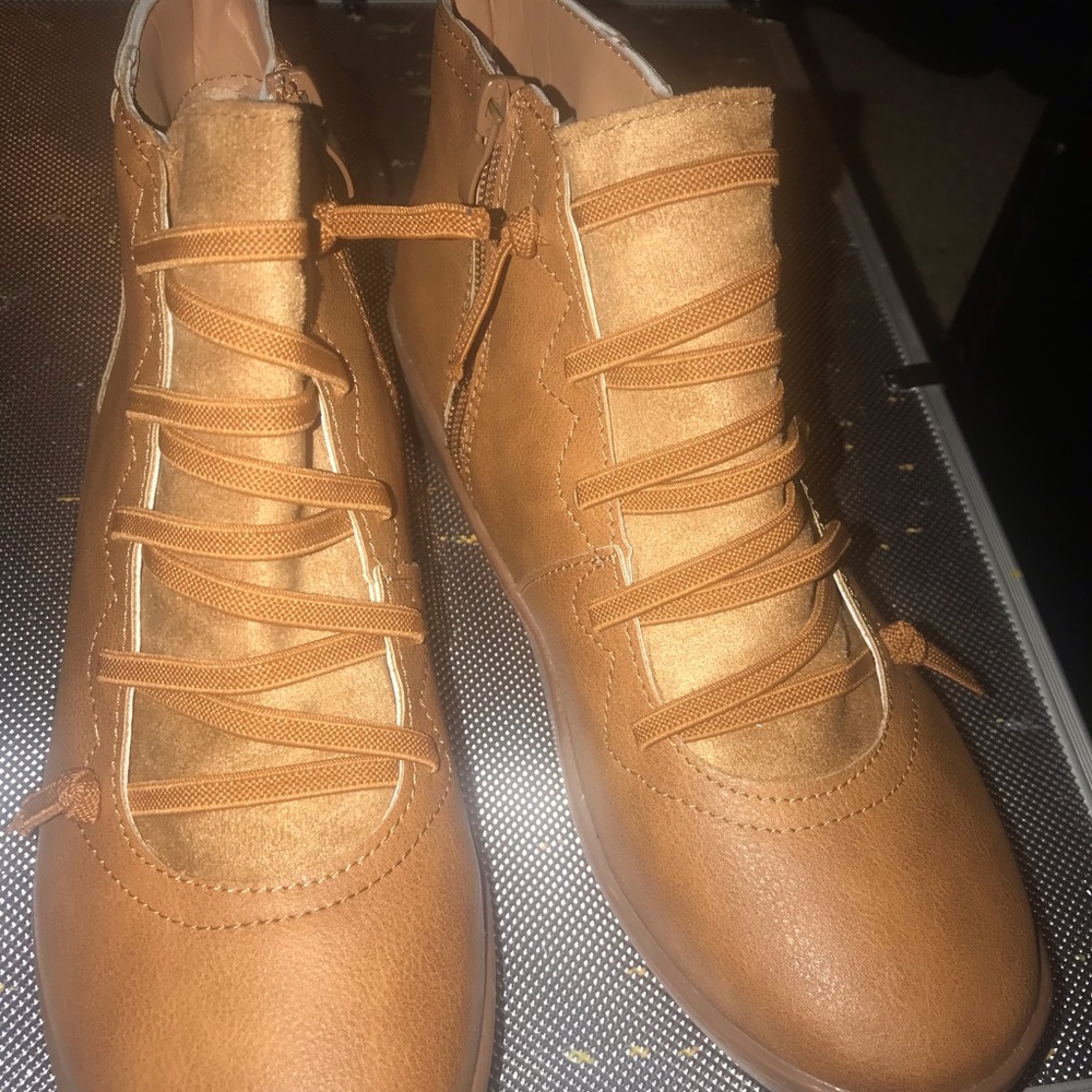 Brown boot shoes